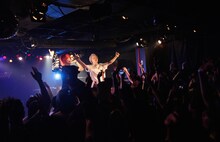 電波少女「”THAT GIRL"～2nd Album"WHO"Release Party featuring Oneman LIVE～」の様子。（撮影：松本時代）
