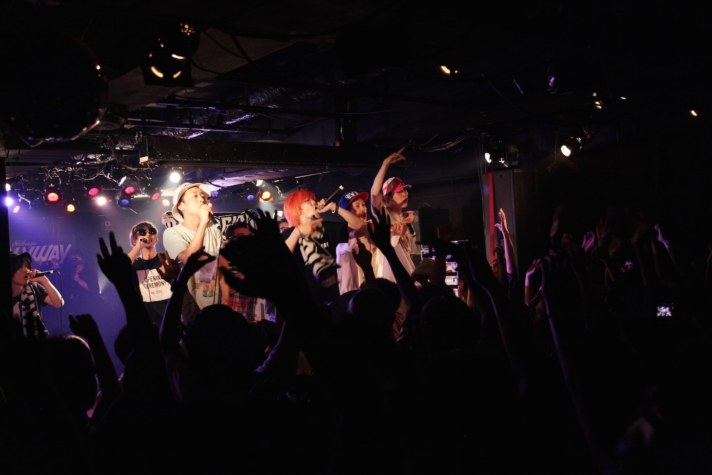 電波少女「”THAT GIRL"～2nd Album"WHO"Release Party featuring Oneman LIVE～」の様子。（撮影：松本時代）