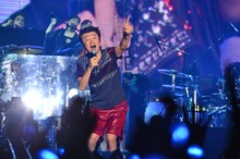 サザンオールスターズ「おいしい葡萄の旅」沖縄・沖縄コンベンションセンター公演の様子。（写真提供：ビクターエンタテインメント）