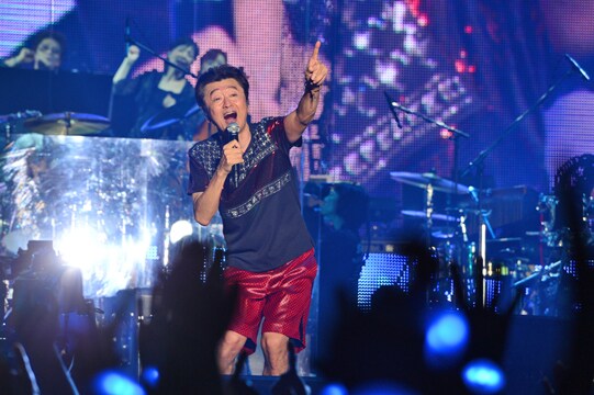 サザンオールスターズ「おいしい葡萄の旅」沖縄・沖縄コンベンションセンター公演の様子。（写真提供：ビクターエンタテインメント）