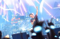 サザンオールスターズ「おいしい葡萄の旅」沖縄・沖縄コンベンションセンター公演の様子。（写真提供：ビクターエンタテインメント）