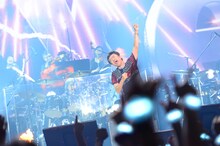 サザンオールスターズ「おいしい葡萄の旅」沖縄・沖縄コンベンションセンター公演の様子。（写真提供：ビクターエンタテインメント）