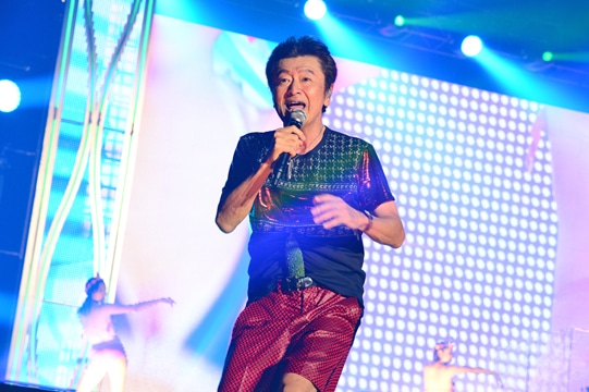 サザンオールスターズ「おいしい葡萄の旅」沖縄・沖縄コンベンションセンター公演の様子。（写真提供：ビクターエンタテインメント）