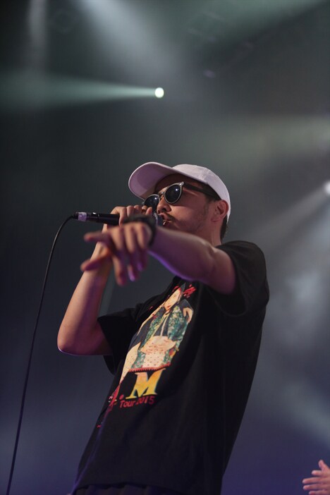 鎮座DOPENESS （写真提供：ワーナーミュージック・ジャパン）