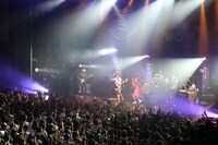 鎮座DOPENESS & DOPING BAND （写真提供：ワーナーミュージック・ジャパン）