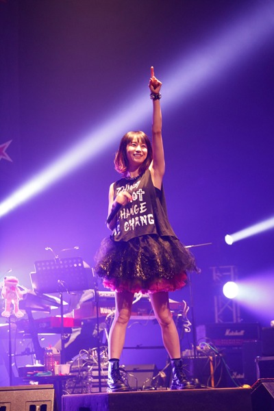 LiSAの海外ツアーよりシンガポール公演の様子。（photo by Takanori Fujishiro）