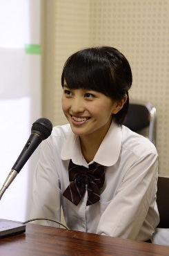 校内放送に出演する百田夏菜子。(c)関西テレビ