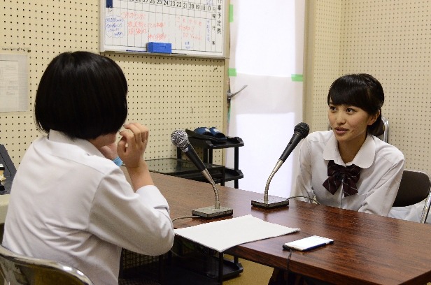 校内放送に出演する百田夏菜子。(c)関西テレビ