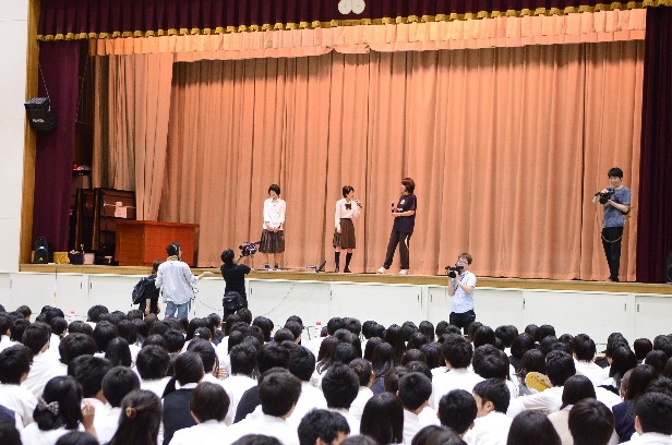 全校集会に参加する百田夏菜子。(c)関西テレビ