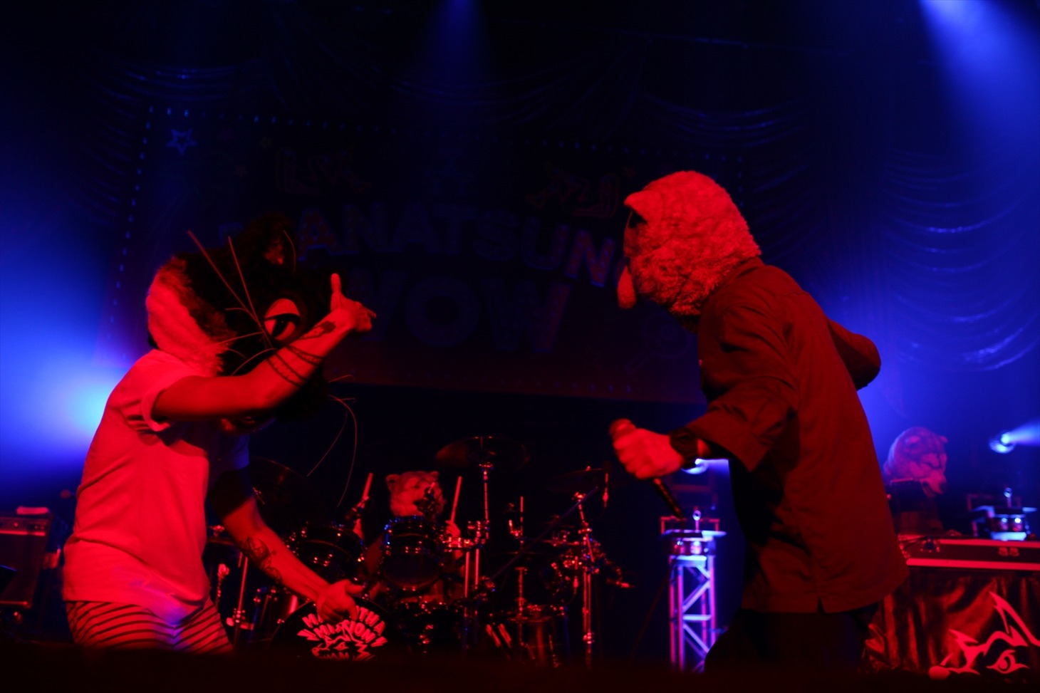 MAN WITH A MISSIONの「FLY AGAIN」の最中にPES（RIP SLYME）が飛び入り参加した様子。 （写真提供：ワーナーミュージック・ジャパン）