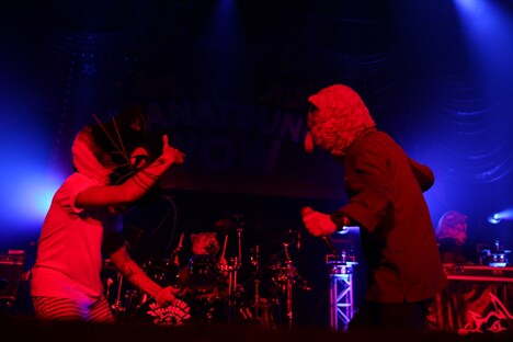 MAN WITH A MISSIONの「FLY AGAIN」の最中にPES（RIP SLYME）が飛び入り参加した様子。 （写真提供：ワーナーミュージック・ジャパン）