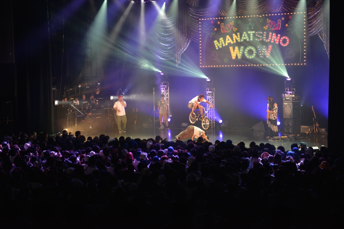 徳田耕太郎、田中光太郎、太華、KenKen、群青によるパフォーマンスコーナー「TEAM G-SHOCK TOKURA SUPER SESSION」の様子。 （写真提供：ワーナーミュージック・ジャパン）