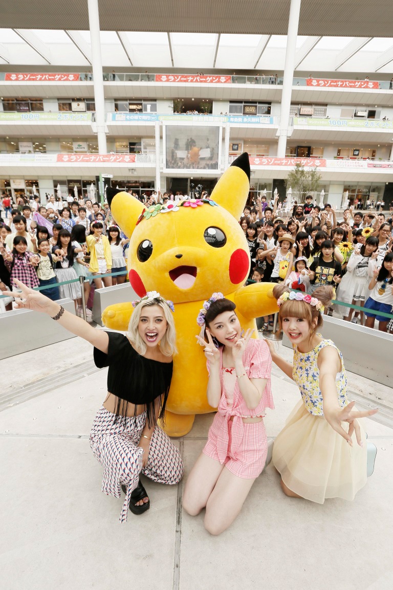 写真左から植野有砂、安田レイ、藤田ニコル。（写真提供：SME Records）
