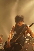 信人（B）（写真提供：ソニー・ミュージックレコーズ）