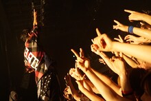 「UVERworld LIVE TOUR 2015」初日公演の様子。（写真提供：ソニー・ミュージックレコーズ）