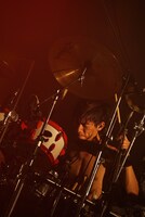 真太郎（Dr）（写真提供：ソニー・ミュージックレコーズ）