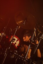 真太郎（Dr）（写真提供：ソニー・ミュージックレコーズ）