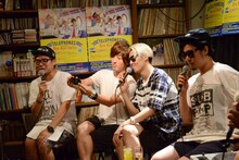 the telephones「Bye Bye Hello」試聴会の様子。