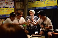 the telephones「Bye Bye Hello」試聴会の様子。