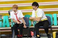 教材VTRを観るユーキ（左）とユースケ（右）。