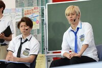 教材VTRを観るコーイチ（左）とカイ（右）。