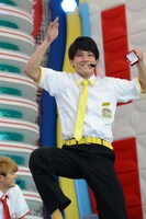 プロポーズ披露中に踊りだすユースケ。