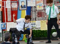 「お相撲さん」のポーズを披露するコーイチ（左）とタクヤ（右）。