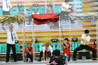 「お相撲さん」のポーズを決めるカイ、ユーキ、ユースケ。