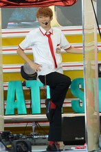 「とにかく明るい安村」のポーズを決めるユーキ。