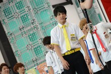 ガス噴射器を前に真顔になるユースケ。