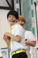 ユーキ（奥）を罰ゲームの道連れにしようとするユースケ（手前）。