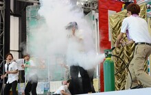 ユースケ（中央）にガス噴射の罰ゲームを執行するリョウガ先生（右）。