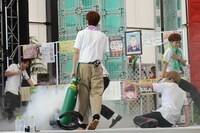 執拗にユースケを追いかけるリョウガ先生（中央）と逃げ惑うメンバー。