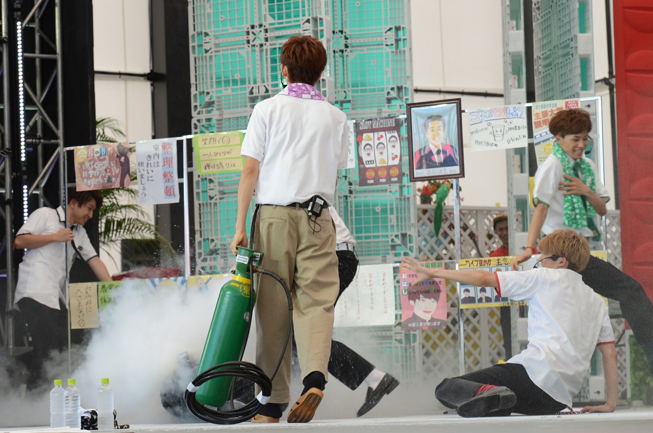 執拗にユースケを追いかけるリョウガ先生（中央）と逃げ惑うメンバー。