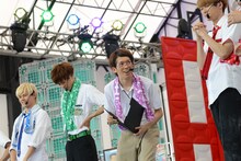 成績発表をするリョウガ先生（右から2番目）。