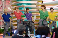 ガチャムク超特急「毛穴ケアのうた」のパフォーマンスの様子。