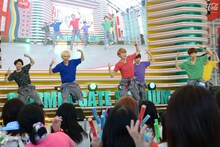 ガチャムク超特急「毛穴ケアのうた」のパフォーマンスの様子。