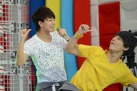 ガチャムク超特急「毛穴ケアのうた」のパフォーマンスの様子。