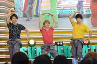 ガチャムク超特急「毛穴ケアのうた」のパフォーマンスの様子。