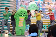 ガチャムク超特急「毛穴ケアのうた」のパフォーマンスの様子。