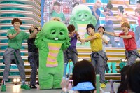 ガチャムク超特急「毛穴ケアのうた」のパフォーマンスの様子。