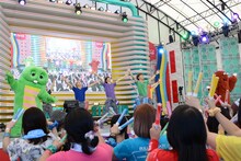 ガチャムク超特急「毛穴ケアのうた」のパフォーマンスの様子。