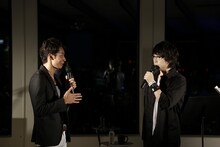 入江陵介と高橋優。（写真提供：J-WAVE）