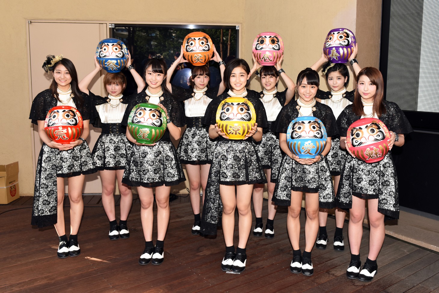 だるまを持ったアンジュルム。