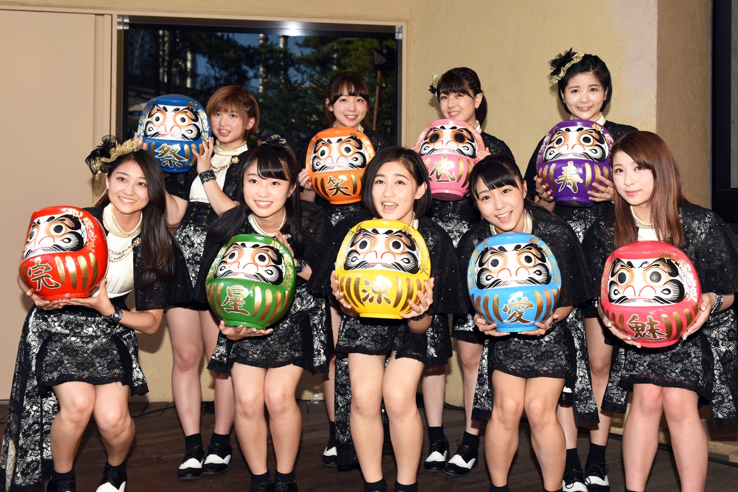 だるまを持ったアンジュルム。