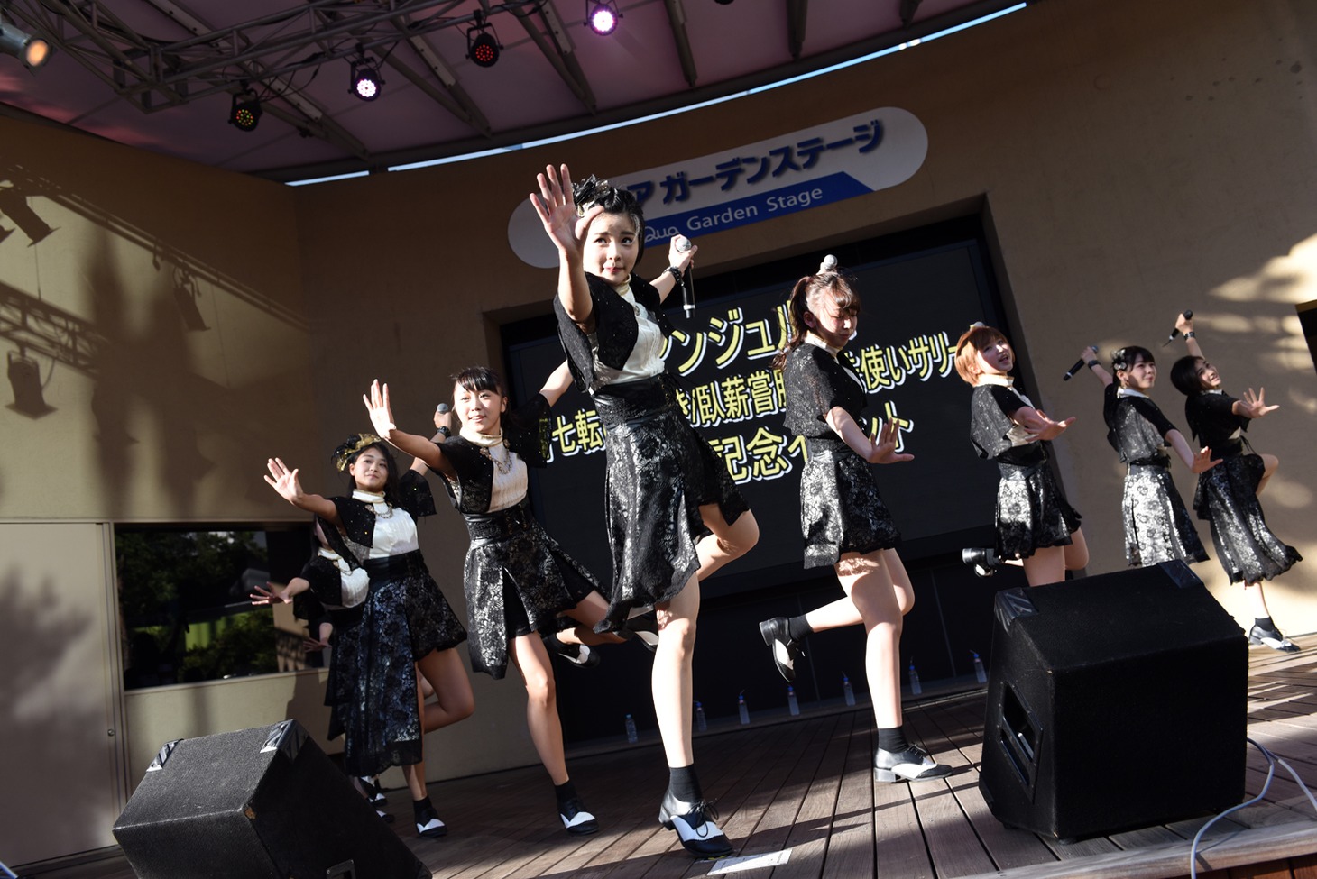 アンジュルムによる「七転び八起き / 臥薪嘗胆 / 魔法使いサリー」発売記念イベントの様子。