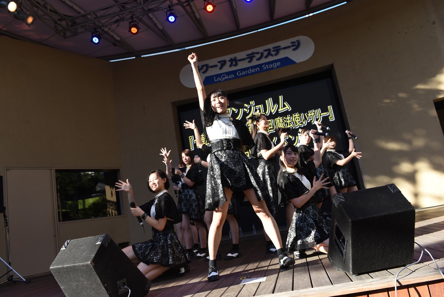 アンジュルムによる「七転び八起き / 臥薪嘗胆 / 魔法使いサリー」発売記念イベントの様子。