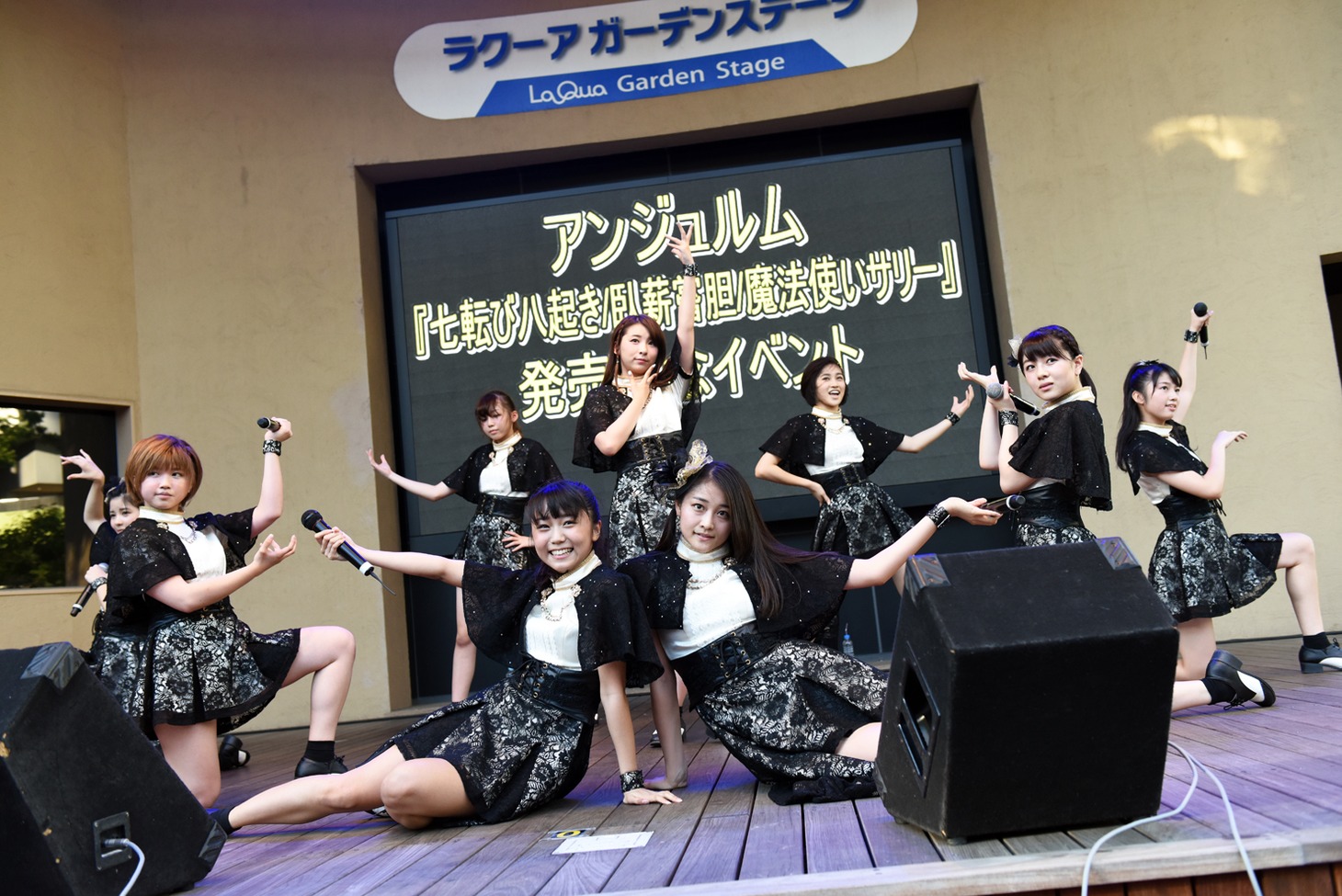アンジュルムによる「七転び八起き / 臥薪嘗胆 / 魔法使いサリー」発売記念イベントの様子。