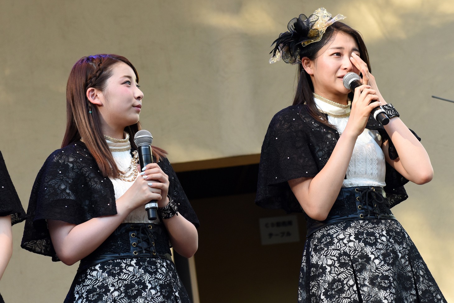 コンサートホールツアー決定で涙ながらに喜びを語る和田彩花とそれを見守る福田花音。