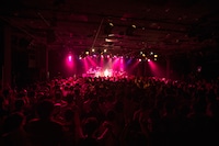 「新山詩織 2ndライブツアー『ハローグッバイ』」ファイナル公演の様子。